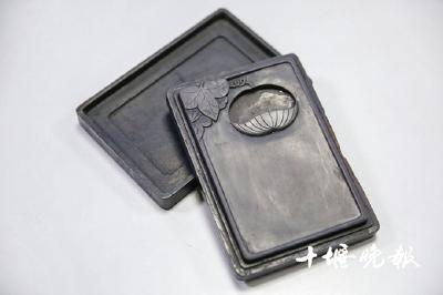 收藏|触动“机关”才发现 落满灰的红木盒藏着乾隆年间端砚