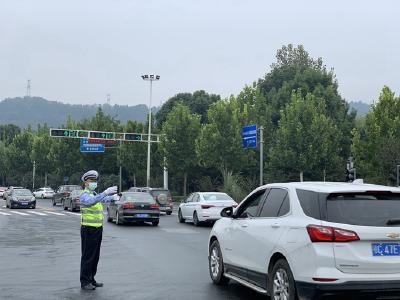 国庆中秋长假首日，十堰千余名交警屯警路面保畅通