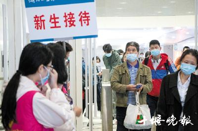 湖工职院新生报到 男生比女生多一千多人 最大年龄45岁