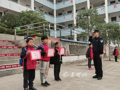 暖心！三位少年拾金不昧，民警手写奖状鼓励