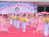 太萌了！十堰100余名小学生操场唱黄梅戏