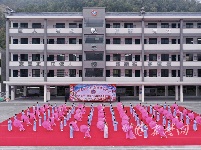 太萌了！十堰100余名小学生操场唱黄梅戏