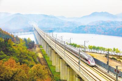 湖北“最美高铁”通车一年发送旅客逾千万人次