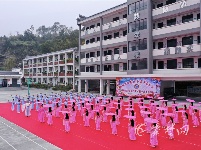 太萌了！十堰100余名小学生操场唱黄梅戏