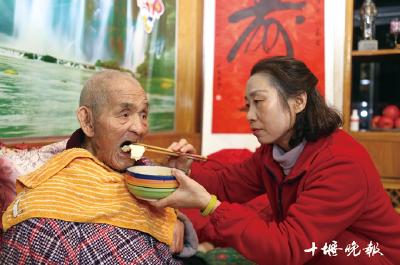 十堰女子不离不弃照顾九旬瘫痪养父：“你养我小，我养你老”