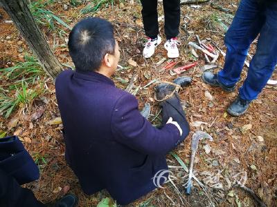 市民登牛头山遇“埋伏”   民警和消防员助他脱险
