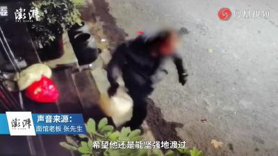 监拍男子面馆门口偷走面条 店主：生活不易原谅他