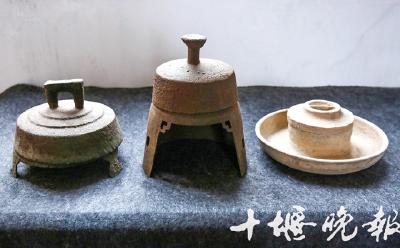  牛！十堰收藏者30多年来收集数百块砚台 诸多朝代的都有 