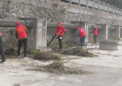 丹江口市六里坪镇：清理河道美环境