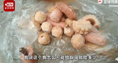 男子买火腿肠疑吃出老鼠腿，官方介入！当事人：我没索赔50万 