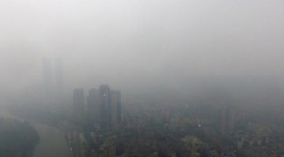 中国中东部现大范围PM2.5污染 49个城市启动重污染预警