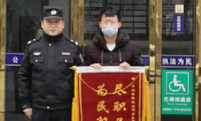 男子吃早餐不慎遗失公文包，民警公交公司联手物归原主
