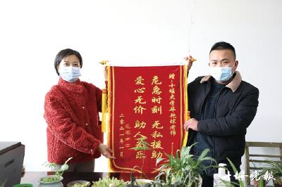 3岁女孩昏迷不醒父母路边拦车 女教师一路疾驰打通生命通道