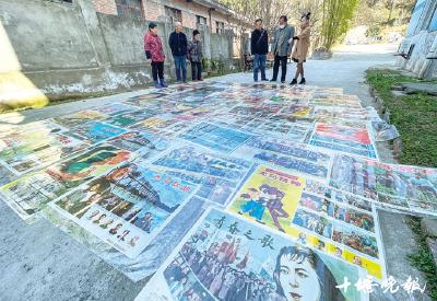 十堰收藏|全国各地找，跑坏一台车 男子20多年收集上万张电影海报