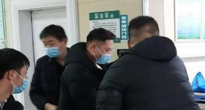 派出所副所长制服嫌疑人时被刺穿颅骨，目前仍在抢救中 