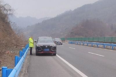 疼的豆大汗珠往下滚 高速公路上驾驶员突发疾病 幸好……
