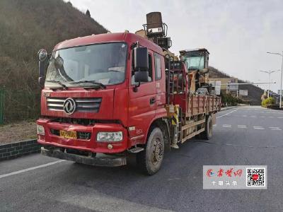 糊涂！男子高速违停被罚，竟塞200元钱贿赂交警求通融