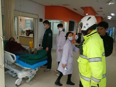 紧急！村民放鞭炮炸伤嘴巴急需送医，交警疾驰开道护送