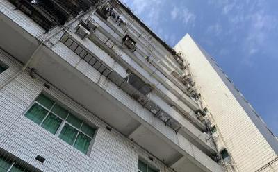 今天中午，人民路一小区高空掉下砧板砸中男子头部 警方介入调查