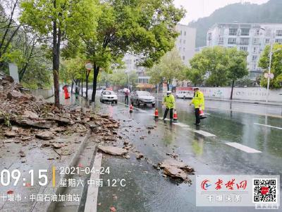 强降雨来临，我市数百交警全员上路执勤，成雨中最美风景