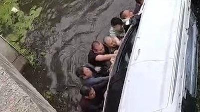 暖新闻|轿车坠河近20人跳水抬车 救出4人