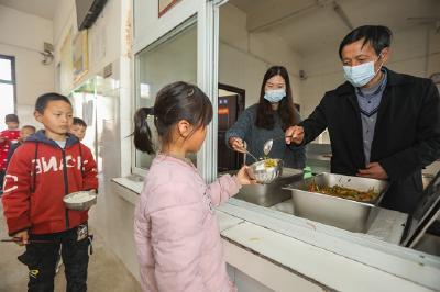 补鞋的校长像爸爸，理发的老师像姐姐 十堰这所山村小学的老师好有爱