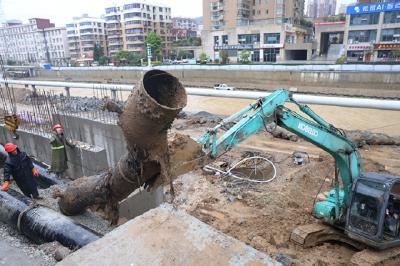 突发| 坍塌造成供水管道断裂 水务部门正在冒雨抢修