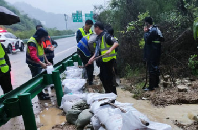 暴雨携泥石流突袭高速公路 相关部门紧急处置保畅通