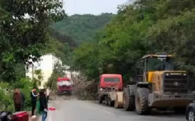 经4个小时抢修！这条滑坡路段恢复通车！