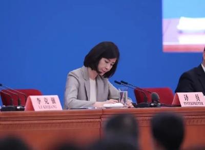 11次担任总理记者会翻译，“女神翻译”张璐晋升外交部翻译司副司长