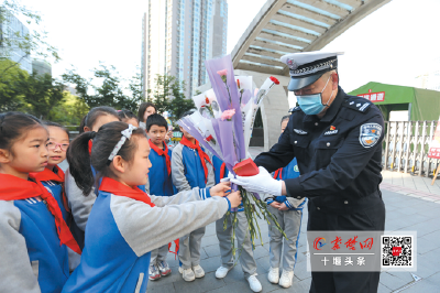 十堰正能量| 送你一朵小红花，致敬最美劳动者