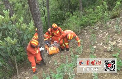 男子采茶不慎跌落百米山谷，竹溪消防及时救援脱险