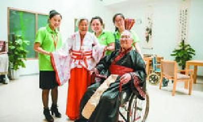 花数万元为94岁曾祖母拍汉服照 老人：结婚都没穿这么漂亮