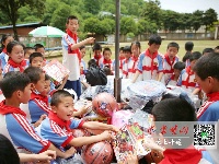 收到礼物的76名杨营小学学生喜笑颜开
