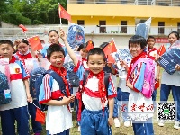 收到礼物的76名杨营小学学生喜笑颜开