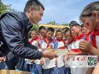 收到礼物的76名杨营小学学生喜笑颜开
