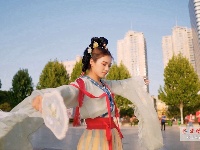 “五一”十堰街头上演“国风秀” 汉服小姐姐太好看了