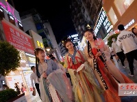 “五一”十堰街头上演“国风秀” 汉服小姐姐太好看了
