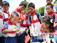 收到礼物的76名杨营小学学生喜笑颜开