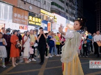 “五一”十堰街头上演“国风秀” 汉服小姐姐太好看了
