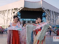 “五一”十堰街头上演“国风秀” 汉服小姐姐太好看了