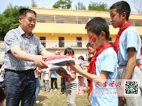 收到礼物的76名杨营小学学生喜笑颜开