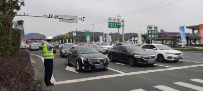 高速公路迎来出行高峰车流激增，十堰高警全力疏堵保畅