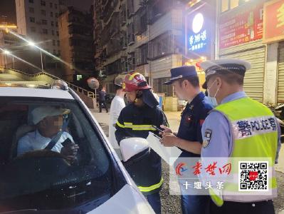 生命通道不容“霸占”！竹山5辆轿车违停占道被消防处罚