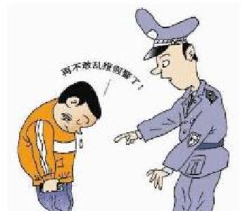 醉汉派出所里掐民警脖子还叫嚣“出去弄死你”，刑拘！