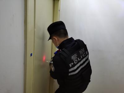 母子被困出租屋内4小时 民警化身开锁匠成功解救
