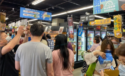 单日新增206例本土病例，台湾民众疯抢物资、连夜驱车“逃离台北”