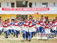 收到礼物的76名杨营小学学生喜笑颜开