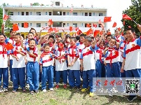 收到礼物的76名杨营小学学生喜笑颜开