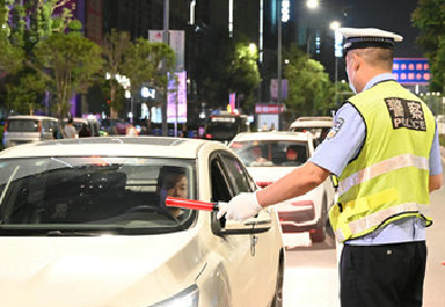 县市交警交叉执法 十堰查获20名酒司机